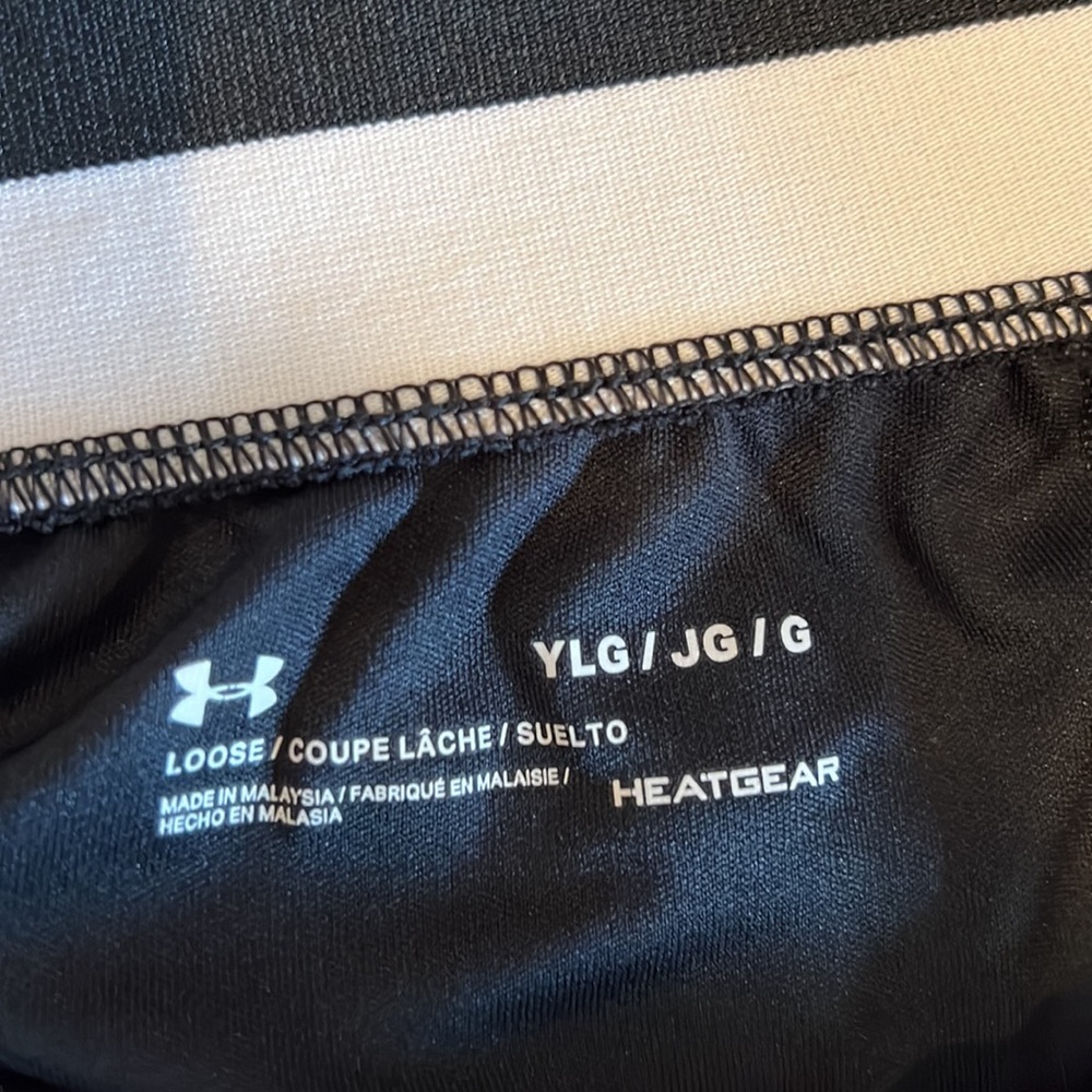 Boys youth small Under Armour shorts - Picture 4 of 4